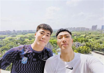美女把尿口扒开给男生舔